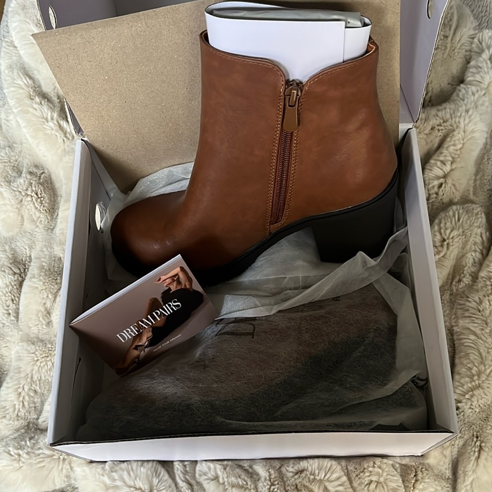 NWT size 7.5 tan boots by Dream Pairs